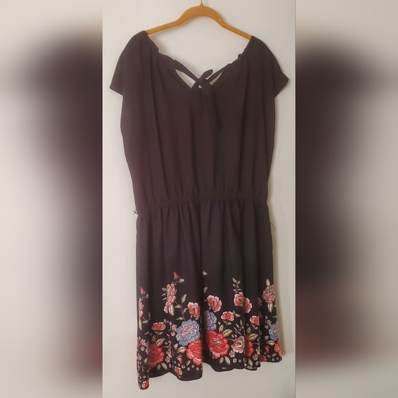 Lauren Conrad Women’s Black with Floral Design Dress Elastic Waistband. - Picture 7 of 8
